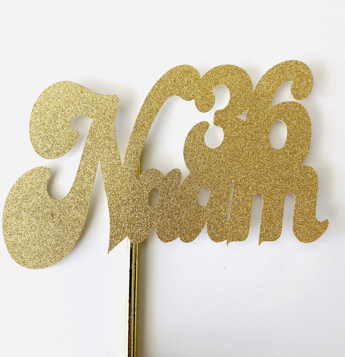 Taarttopper | Cake topper | Teksttopper I Naam en leeftijd| 16 cm | Sierletters | Goud glitter | karton